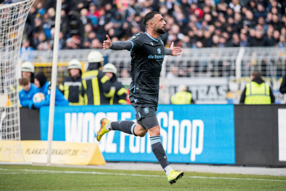 Efkan Bekiroglu vom TSV 1860 München feiert seinen Treffer zum 2:0.