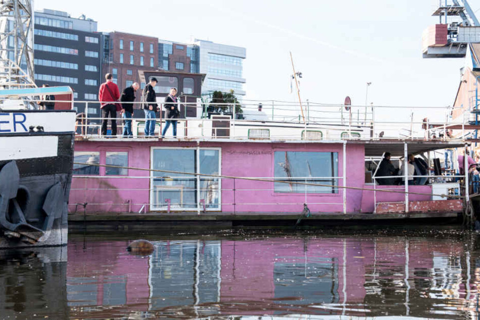 Das Hausboot von Gunter Gabriel liegt in Hamburg-Harburg.
