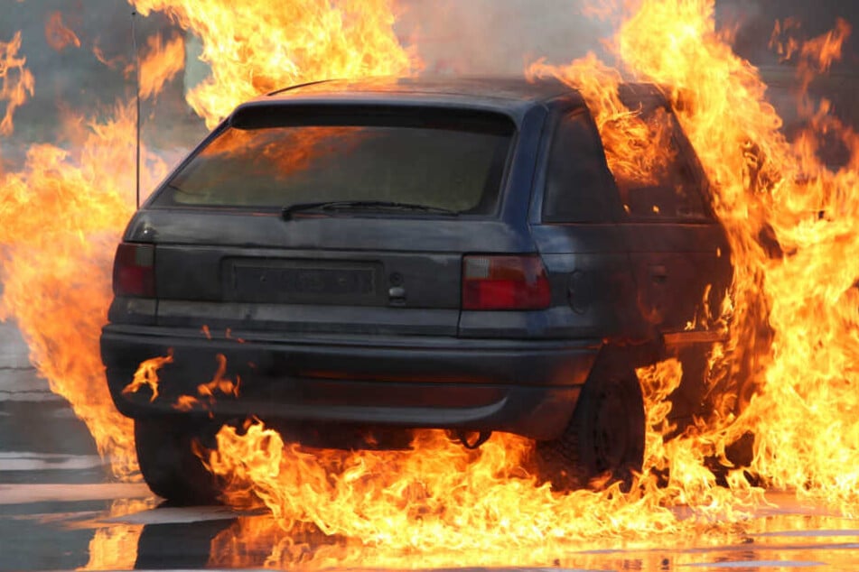 Der Wagen fing auf der A5 Feuer. (Symbolbild)