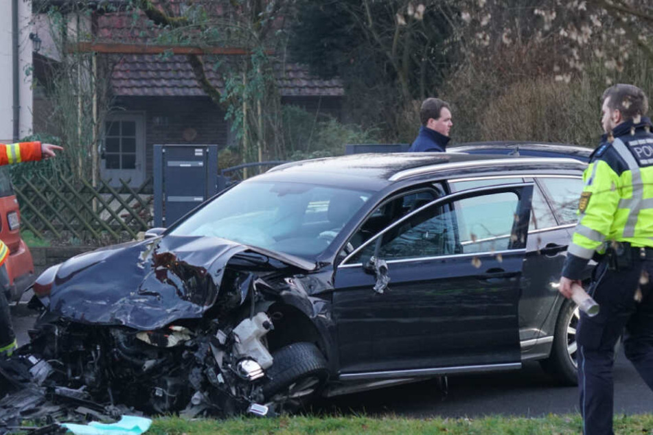 Der Fahrer des VW Passat flüchtete offenbar vor der Polizei, weil er keine gültige Fahrerlaubnis hatte.