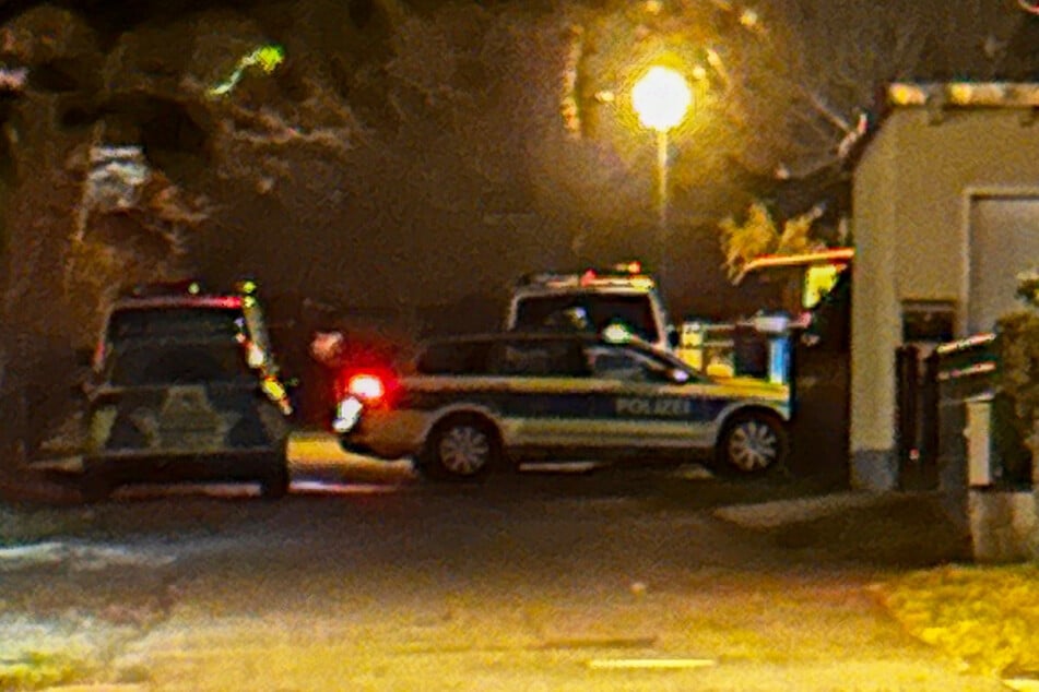 Fahrzeuge der Polizei am Sonntagabend vor dem Einfamilienhaus in Bad Düben. Am Nachmittag waren Beamte dort auf Hunderte Kilo Waffen, Munition und Pyrotechnik gestoßen.