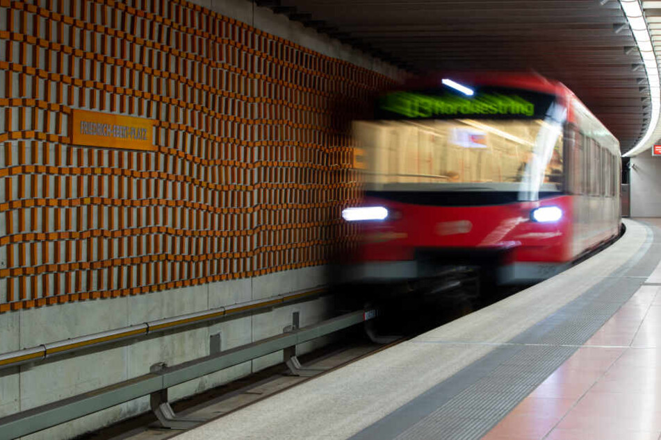 Nicht nur durch die einfahrende U-Bahn, sondern auch durch die Stromschienen drohte dem Kind Lebensgefahr. (Symbolbild)