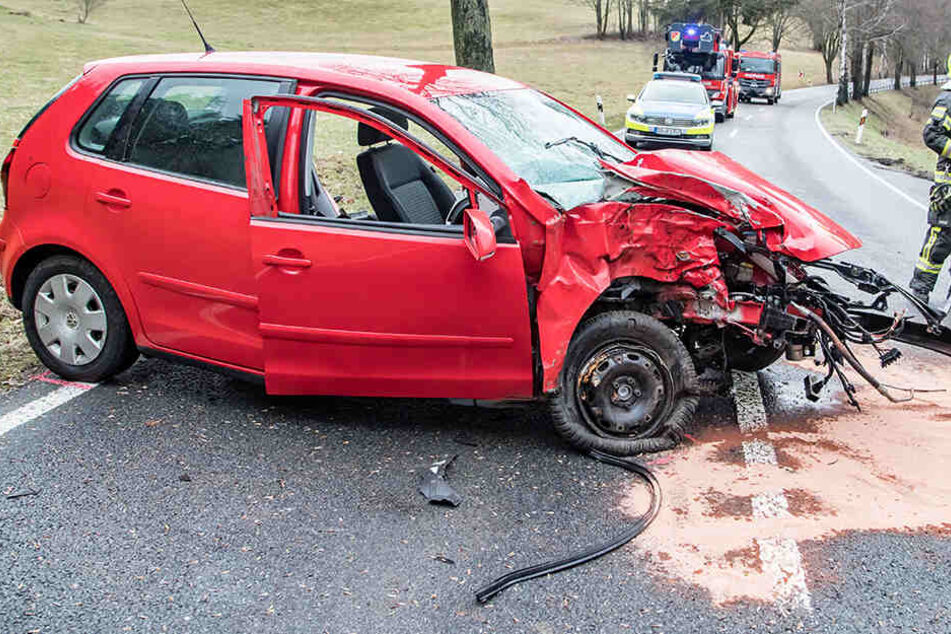 Der Fahrer wurde bei dem Unfall schwer verletzt.