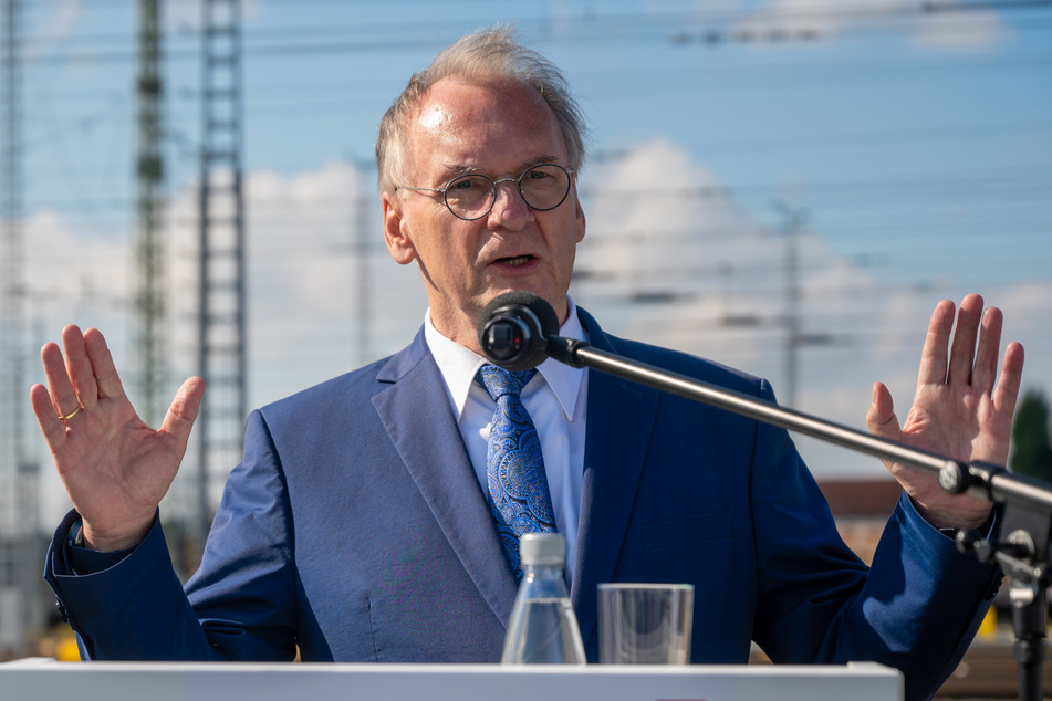 Sachsen-Anhalts Ministerpräsident Reiner Haseloff (67, CDU) forderte, dass keine der demokratischen Parteien der Mitte Sondierungsgespräche verweigern sollte.