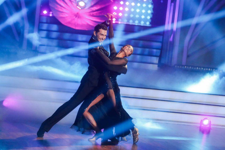 Sabrina Setlur, Rapperin, und Andrzej Cibis, Profitänzer, tanzen in der RTL-Tanzshow "Let's Dance".