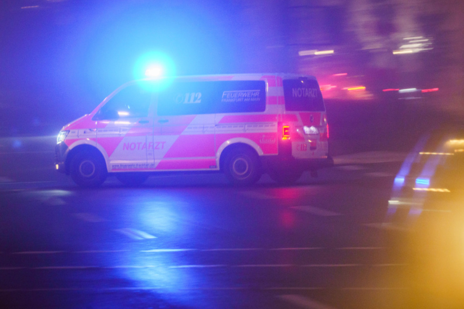 Berlin: Transporter kracht gegen Schulmauer: Fahrer schwer verletzt