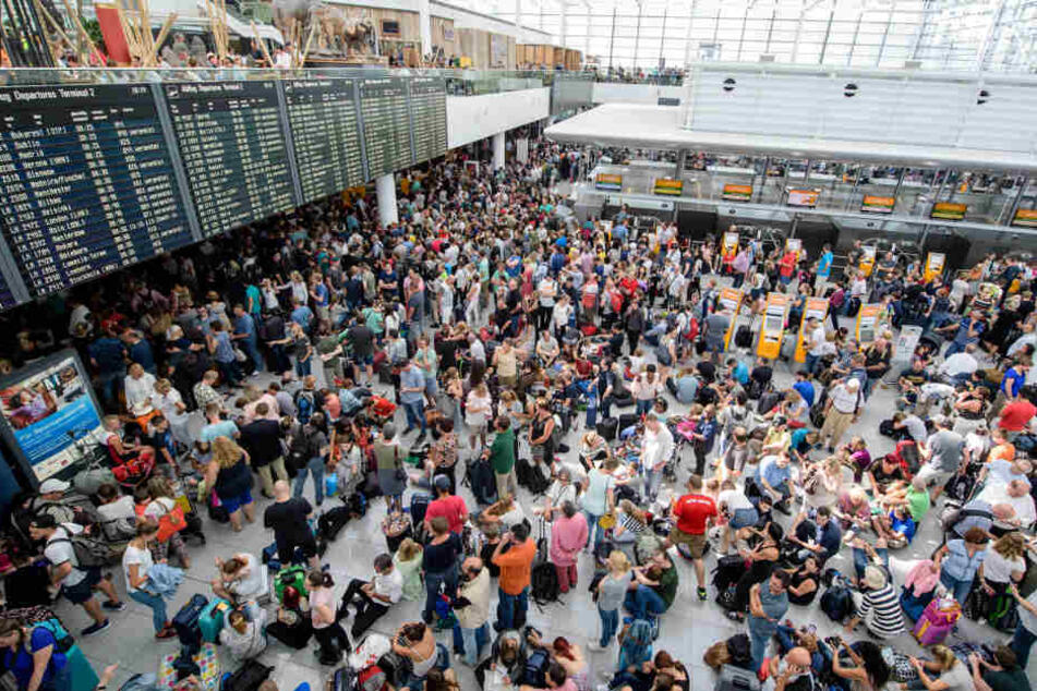 Zahlreiche Fluggäste strandeten vor dem Terminal 2 in München.