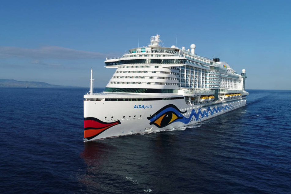 Ein Aida-Passagier springt von Bord ins Hafenbecken von Palma de Mallorca.