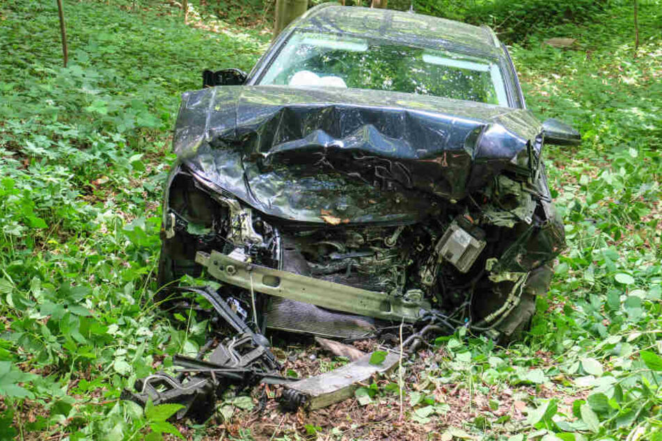 Der Audi flog etwa 15 Meter eine Böschung hinab.