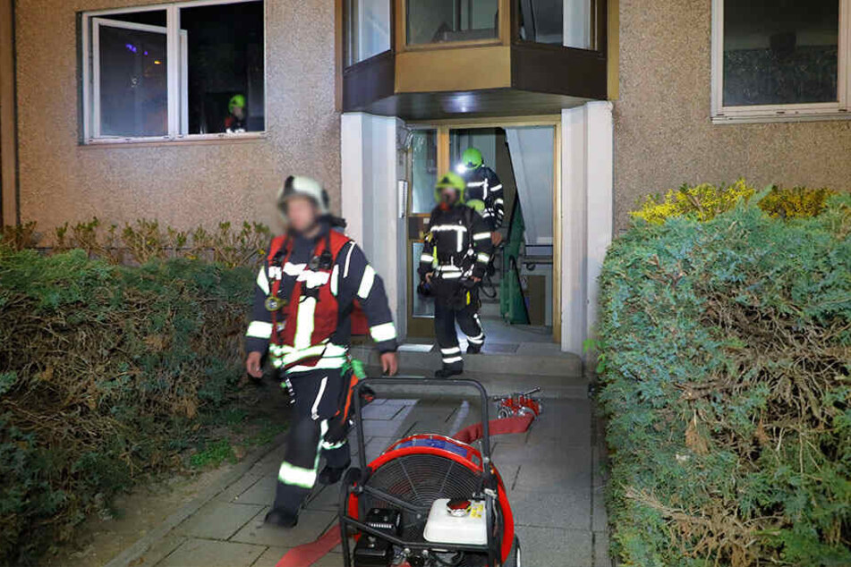 Die Feuerwehr löschte das Feuer und holte den Mieter aus der Brandwohnung.