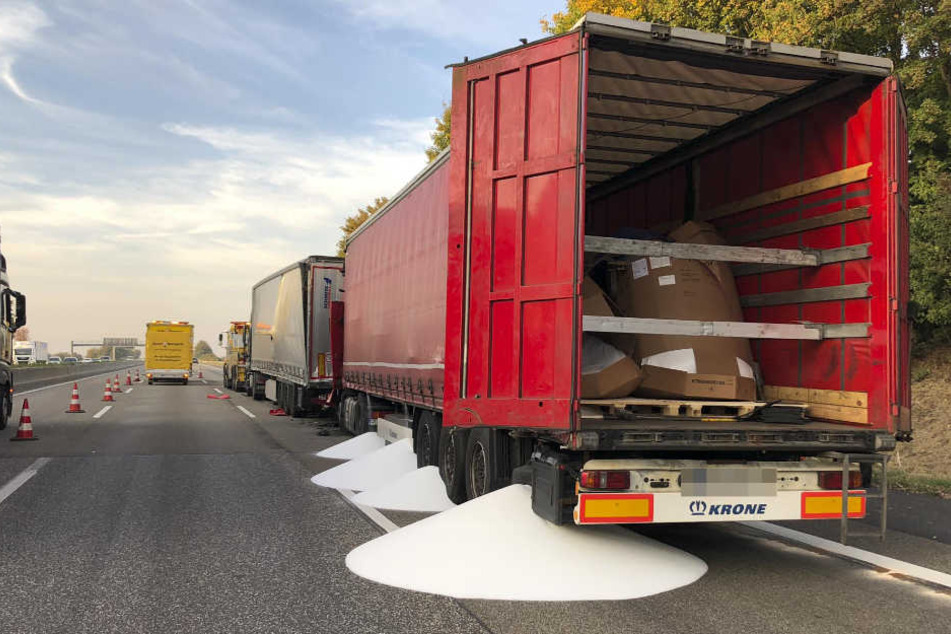 Die Polymerkügelchen werden von der Werksfeuerwehr der BASF abtransportiert.