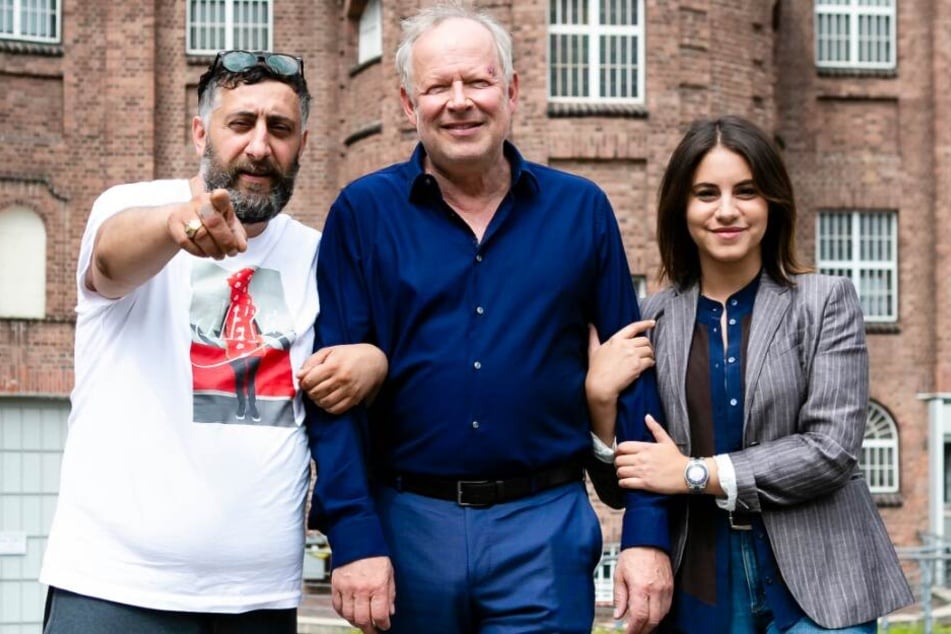 Kida Ramadan (l-r), Axel Milberg und Schauspielerin Almila Bagriacik stehen gemeinsam im NDR-"Tatort: Borowski und der Fluch der weißen Möwe" vor der Kamera.