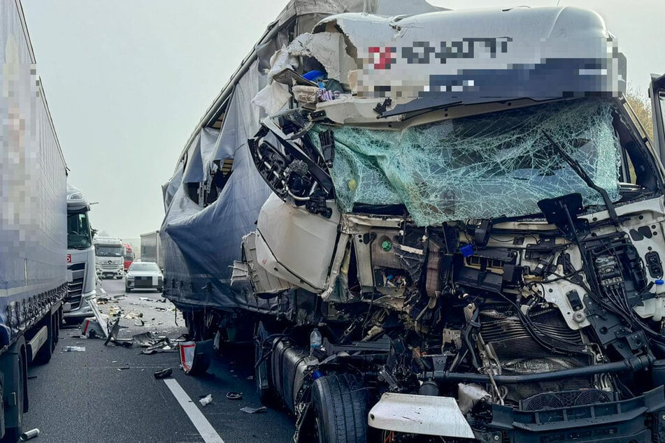 Unfall A6: Schwerer Lkw-Crash auf A6 sorgt für Staus und Chaos