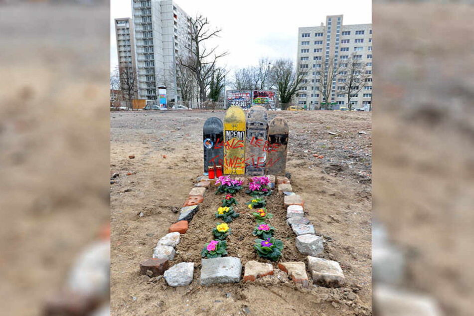 Nach dem Abriss des Skateparks errichteten Rollbrettfahrer auf dem Gelände ein "Skater-Grab".
