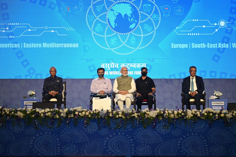 Narendra Modi (71.3 from the left), Prime Minister of India, and Tedros Adhanom Ghebreyesus (57, right), Director General of the World Health Organization, are attending the opening of the WHO Center for Traditional Medicine in the city of Jamnagar.