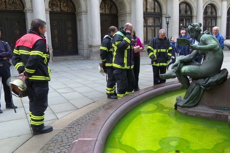 Die Einsatzkräfte rätseln: Woher kommt das grüne Wasser?