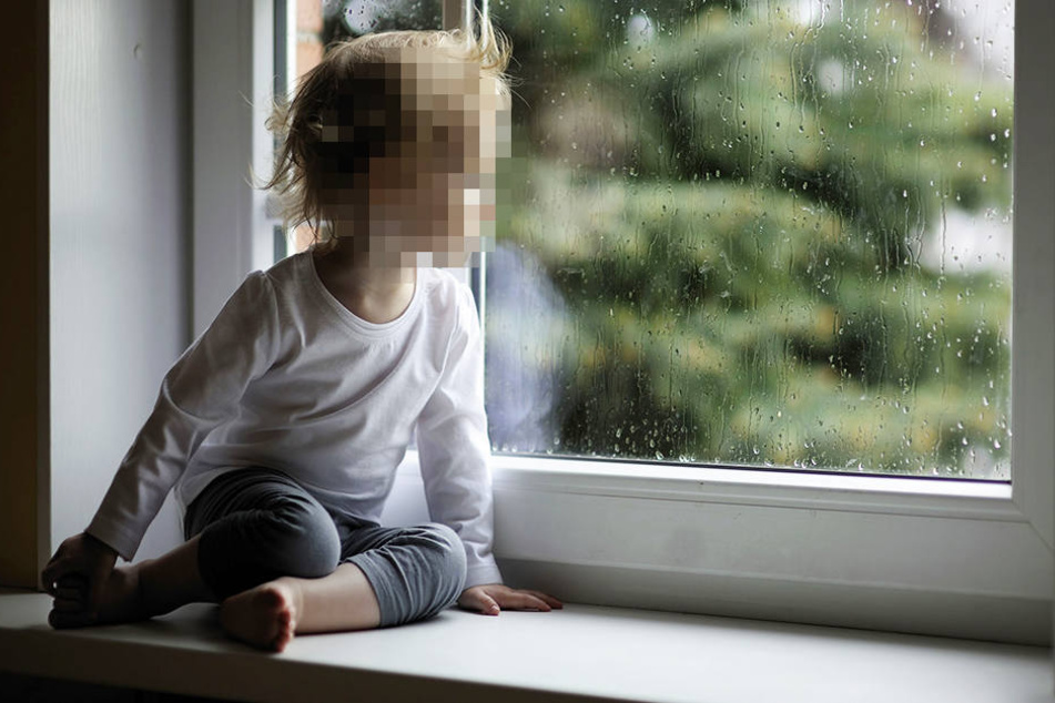 Ein Kleinkind stürzte jetzt aus einem Fenster (Symbolbild).