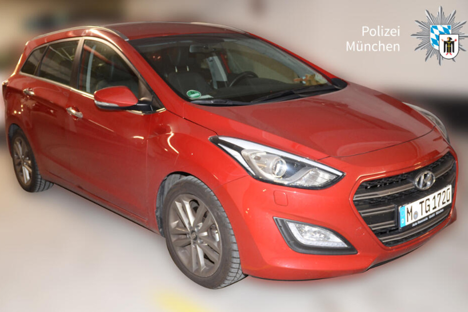 Ein Auto der Familie: Ein roter Hyundai i30.