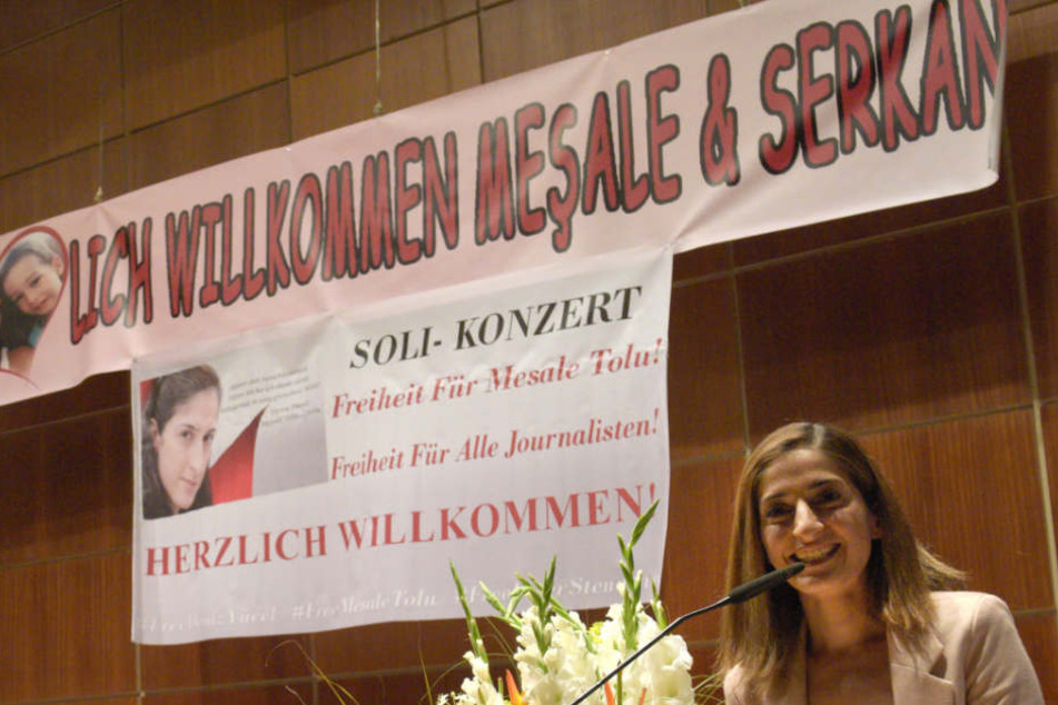Mesale Tolu spricht auf einer Willkommensfeier in Ulm, nachdem sie aus der türkischen Haft zurückkehrte. (Archiv)