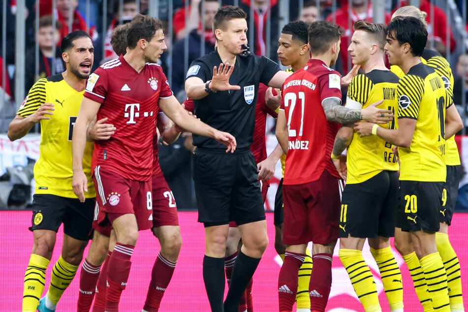 Schiedsrichter Daniel Siebert (37, M.) hatte beim Spiel des FC Bayern München gegen Borussia Dortmund alle Hände voll zu tun.