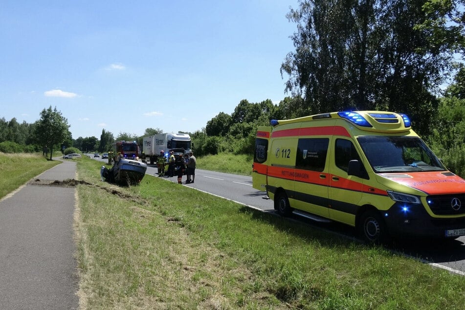 Der Rettungsdienst brachte den verletzten Fahrer in eine Klinik.