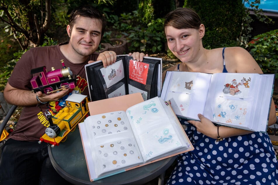 Gemeinsame Sammelwut schweißt ihre Liebe zusammen: Die Toilettenpapiersammlerin Alexandra Wolf (20) liebt den Miniaturloksammler Lukas Wolf (23).