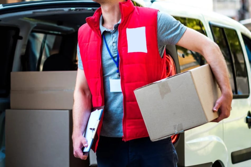 Der Paketzusteller verfolgte vier Männer, nachdem einer von ihnen etwas in seinen Transporter gerufen hatte. (Symbolbild)