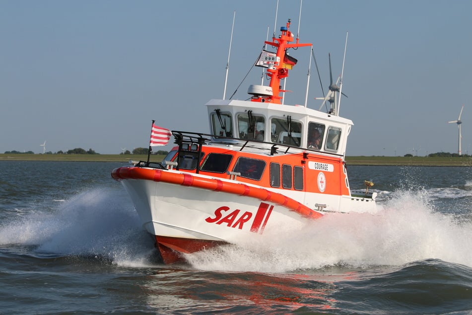Das Seenotrettungsboot "COURAGE" schleppte das havarierte Sportboot nach Neuharlingersiel. (Archivfoto)