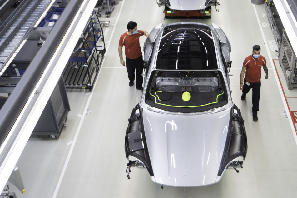Porsche ruft weltweit 43.000 Taycan zurück: Antrieb kann plötzlich ausfallen!