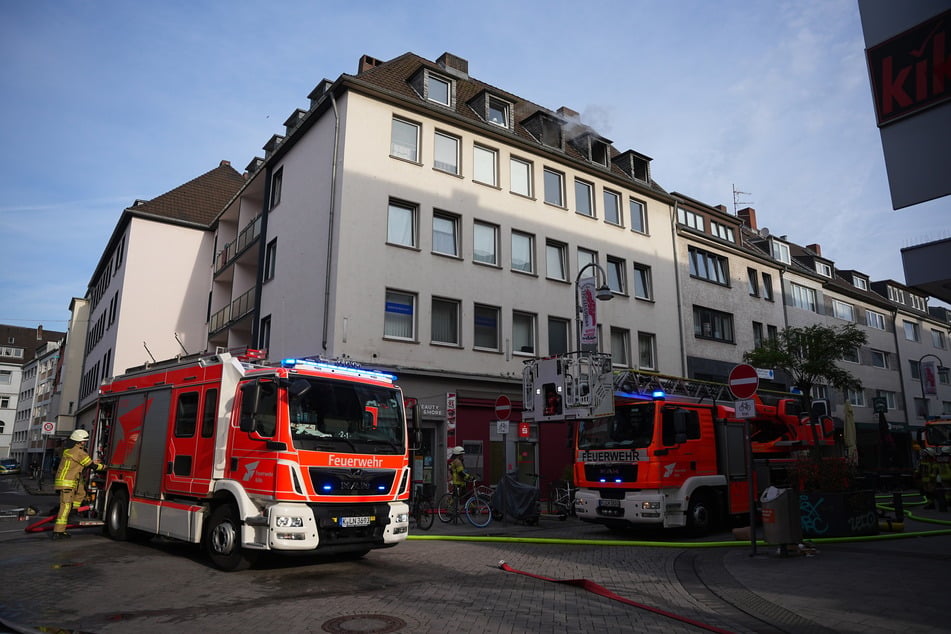 Mehrere Bewohner mussten aus dem brennenden Wohnhaus gerettet werden.