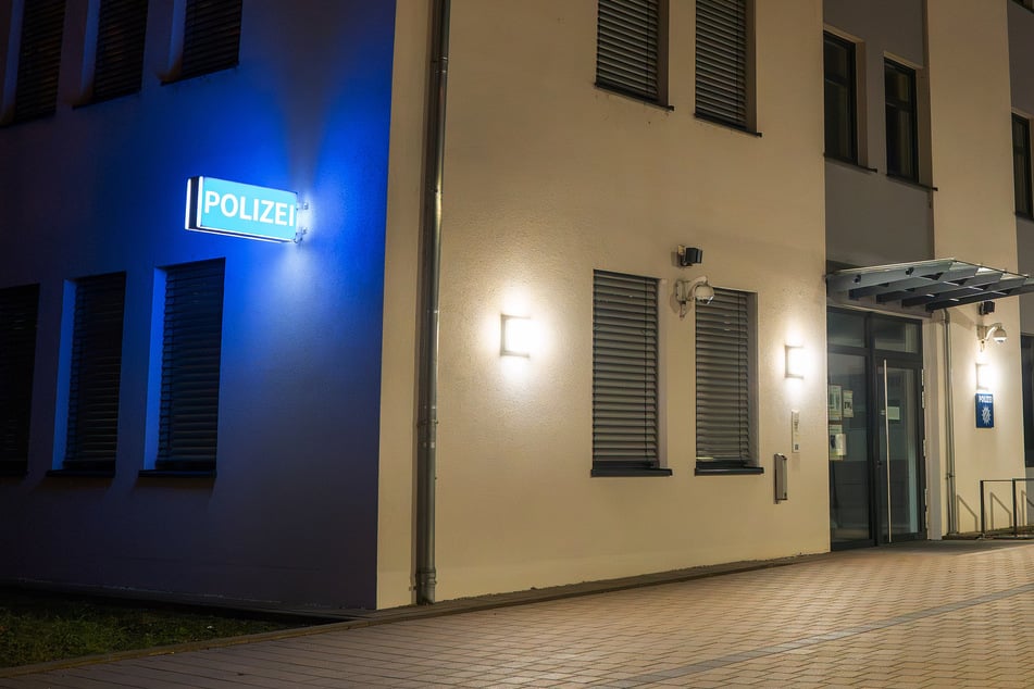 La comisaría de Dingolfing. Contra cuatro de los cinco hombres se emitieron órdenes de detención; a uno lo pusieron bajo custodia preventiva.