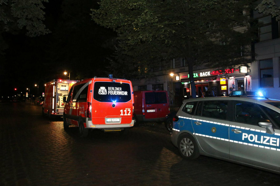 Einsatzkräfte von Polizei und Feuerwehr stehen in Berlin-Kreuzberg.