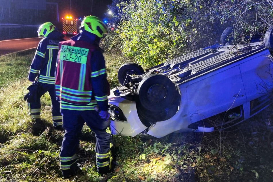 Auffahrunfall auf der A14: Auto überschlägt sich und landet im Graben