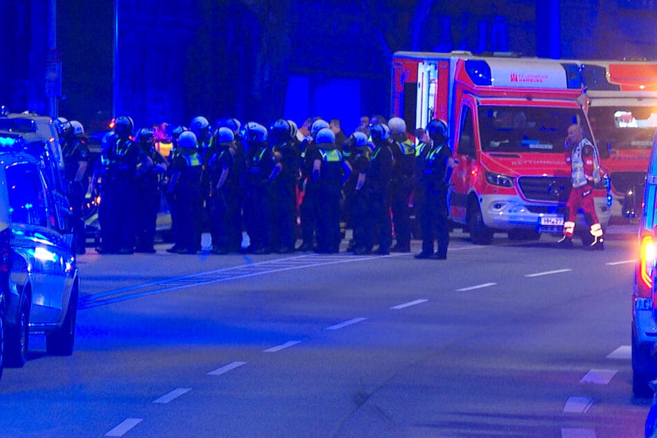 Am Donnerstagabend kam es in einer Hamburger Eventlocation zu einer Massenschlägerei mit 50 Personen.
