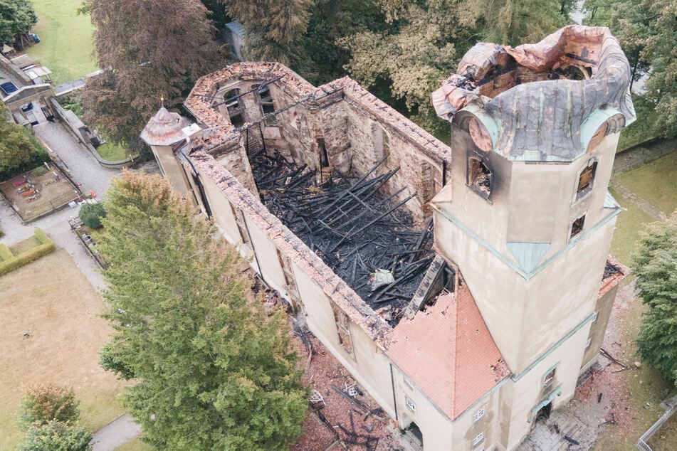 Was noch übrig blieb: Abgefackelte Barockkirche wird von Trümmern befreit