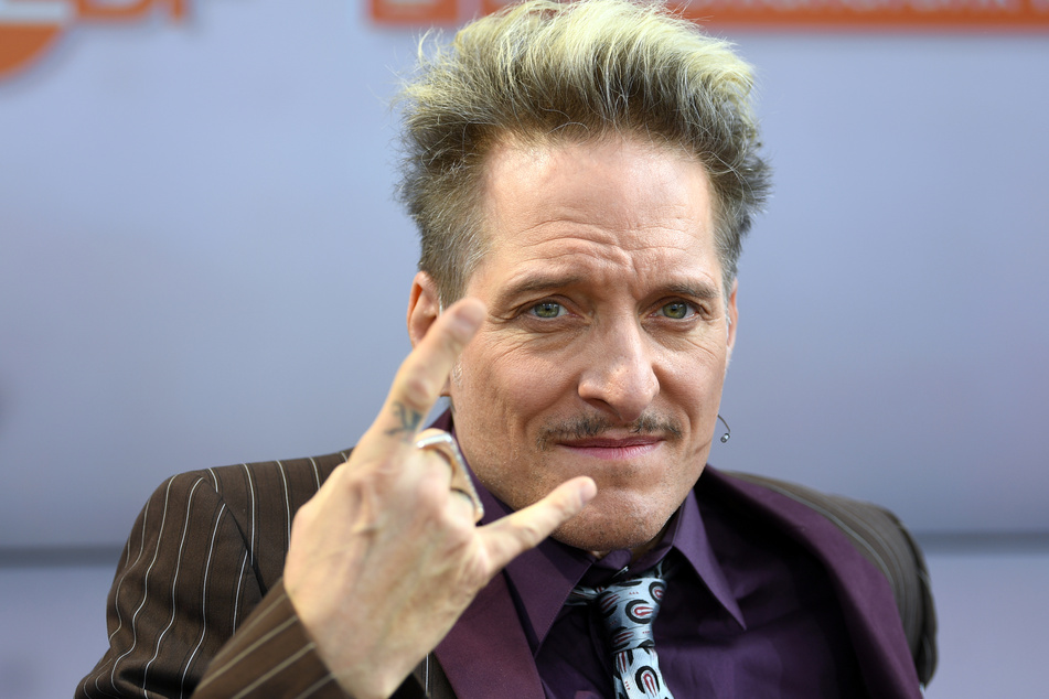 Bela B. mimt einen arroganten Rockstar.