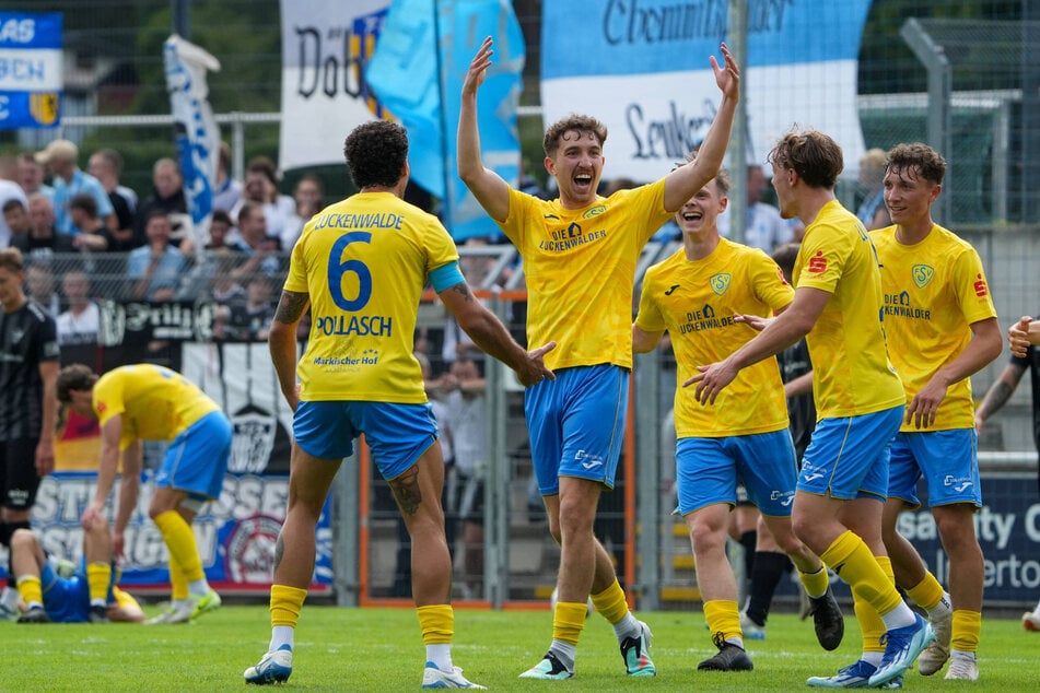 Freude beim FSV Luckenwalde: In der 34. Minute versenkte Sofiene Jannene (2.v.l.) den Ball.