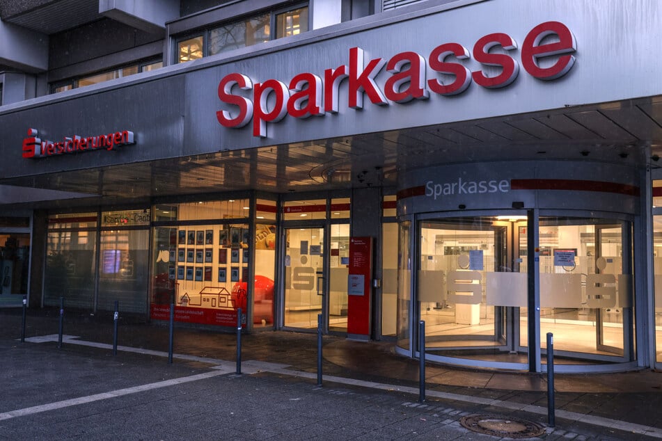 Die Filiale der Sparkasse Gelsenkirchen im Stadtteil Buer. Nach dem Tresor-Coup in Gelsenkirchen sucht die Polizei nach den Tätern - bislang aber ohne großen Durchbruch.