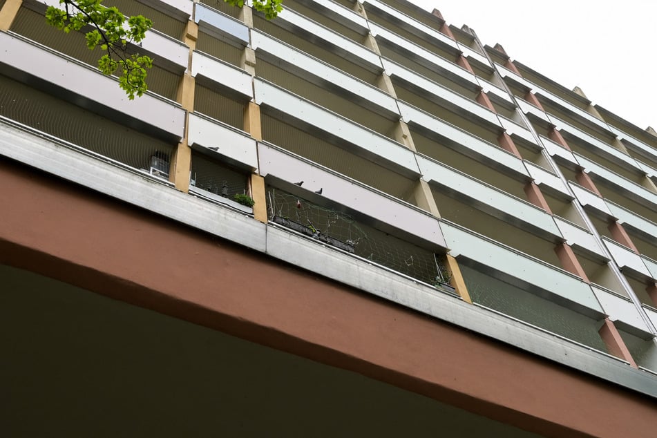 Ein acht Jahre altes Mädchen hat in Halle-Neustadt bei einem Fenstersturz lebensbedrohliche Verletzungen erlitten. (Symbolfoto)