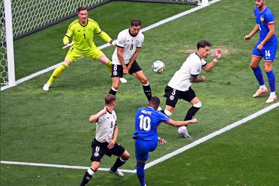 Kylian Mbappé (Nummer 10) hat bereits die französische Führung erzielt. Den 2. Treffer für Frankreich bereitet er dann vor.