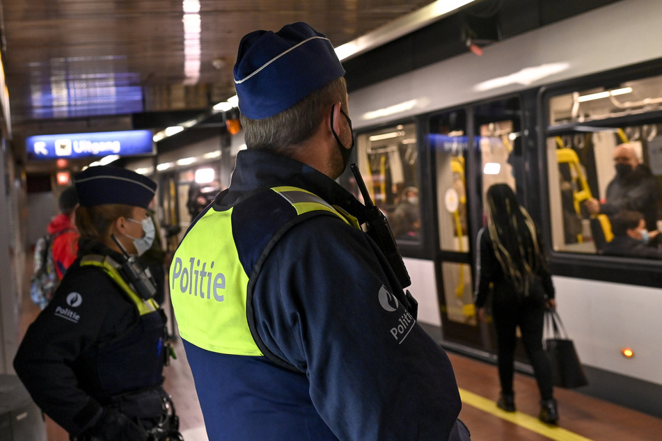 Eine Patrouille der Antwerpener Polizei kontrolliert Personen in öffentlichen Verkehrsmitteln.