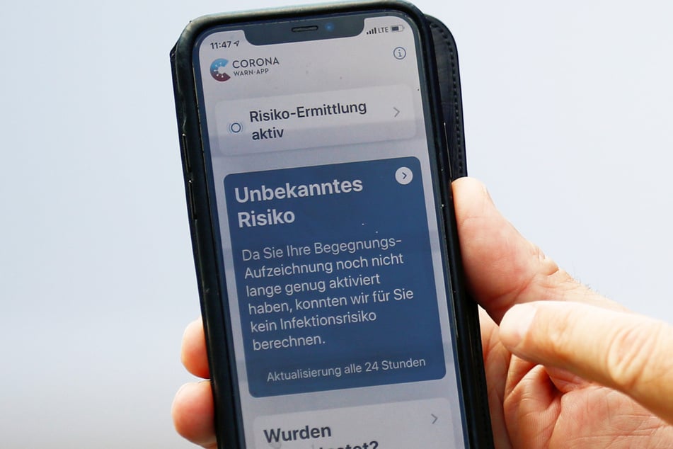 Ein Smartphone, auf dem die offizielle Corona-Warn-App zu sehen ist.