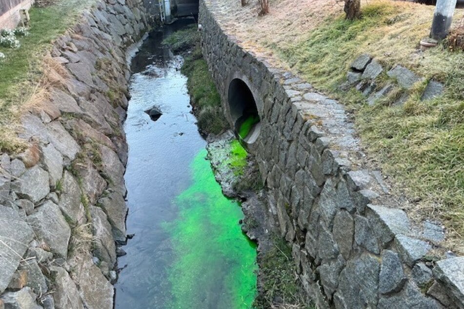 Bei der Farbe handelt es sich um eine ungefährliche Tracer-Flüssigkeit.