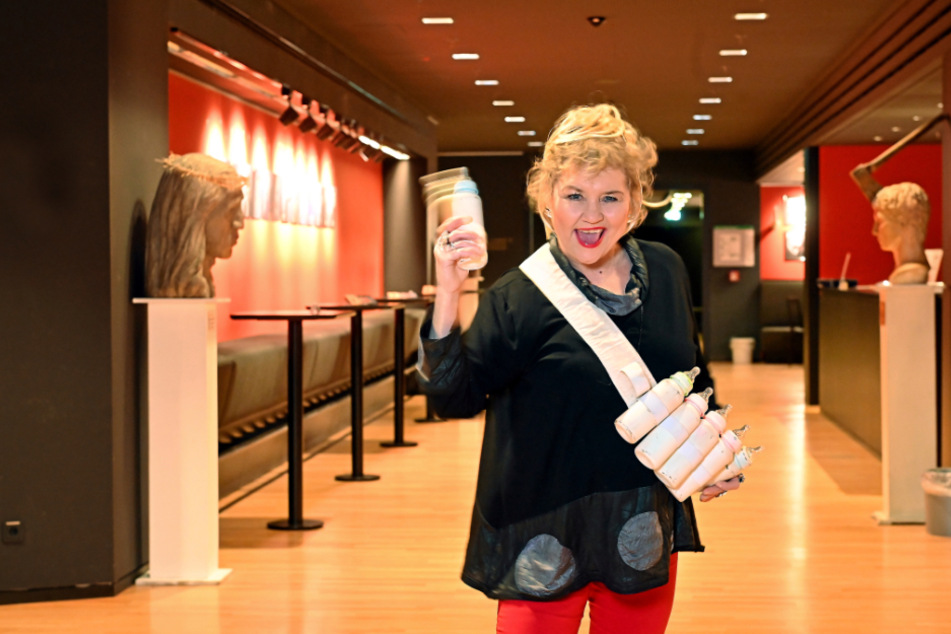 Babyflaschen im Munitionsgurt - so gerüstet bestreitet Blondine Birgit Schaller (61) ihr Bühnenprogramm.