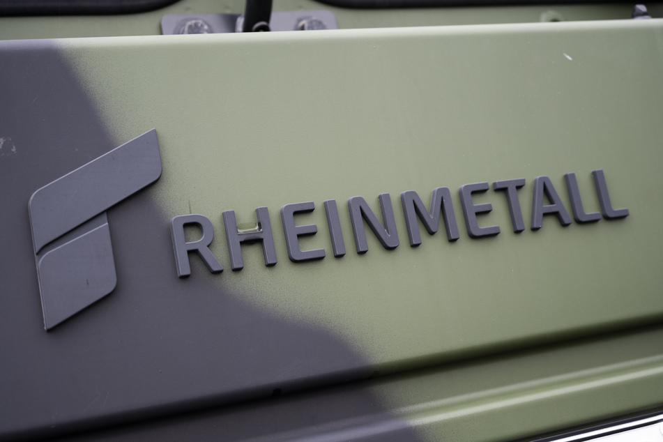 Rüstungskonzern Rheinmetall hat einen Großauftrag für die Lieferung von Artilleriemunition an die Ukraine im Wert von 142 Millionen Euro erhalten.