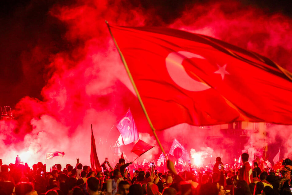 Das EM-Viertelfinale zwischen der Türkei und den Niederlanden ist politisch aufgeladen. Eine türkische Fangruppe startet einen brisanten Aufruf.