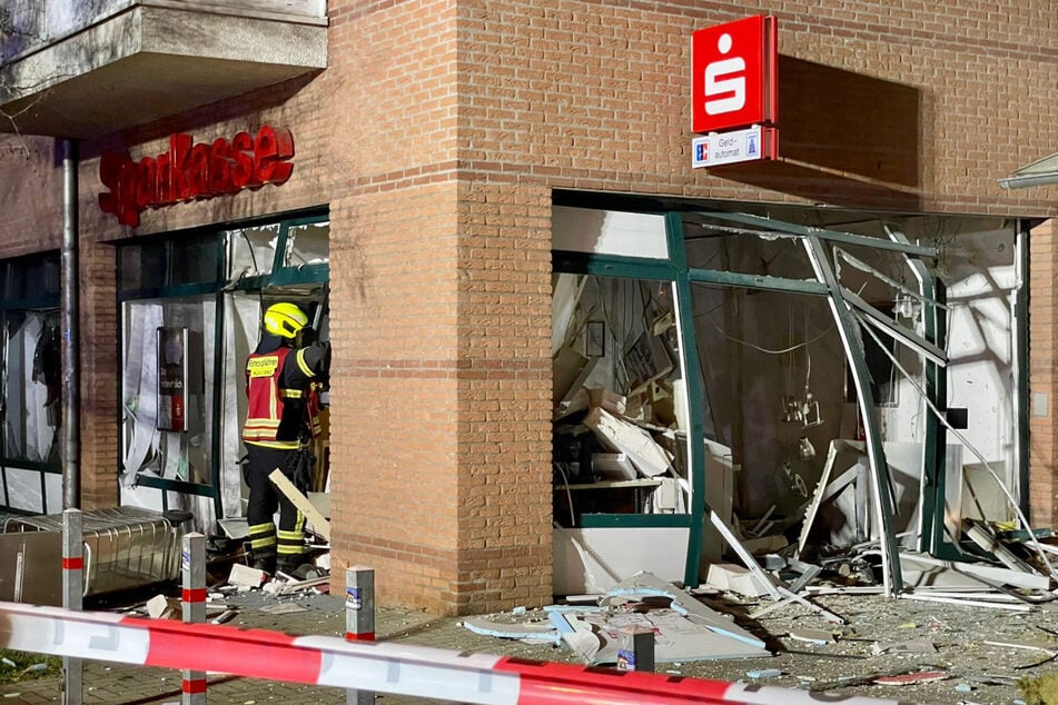 Geldautomaten-Gangster sprengen halbe Sparkasse weg