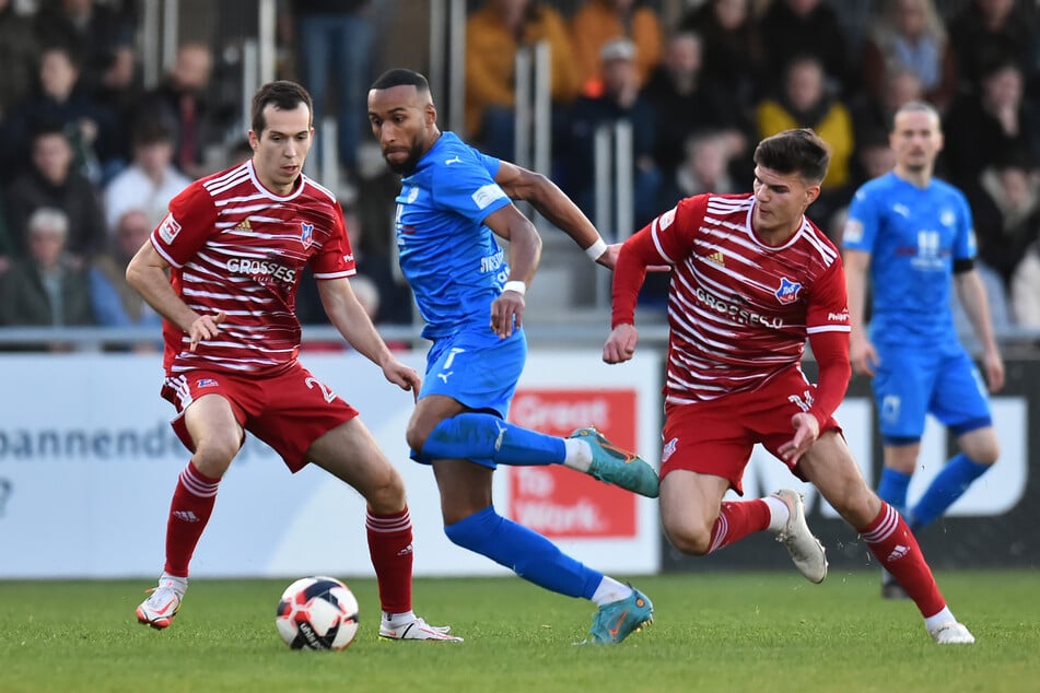 Westfalia-Angreifer Akhim Seber (32, 2.v.l.) will nicht weniger als die Sensation.