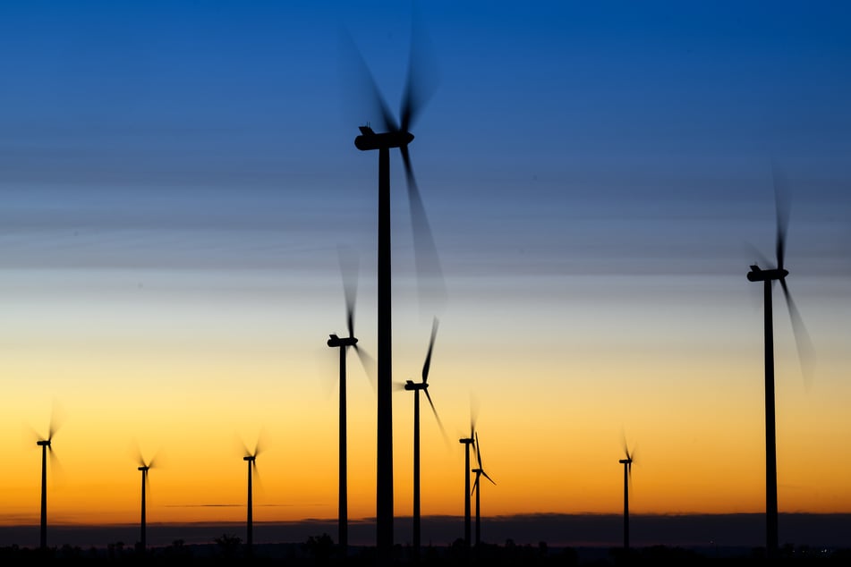Auf Windkraft- und Photovoltaikanlagen werden jetzt Abgaben fällig, die Kommunen zugutekommen. (Symbolfoto)