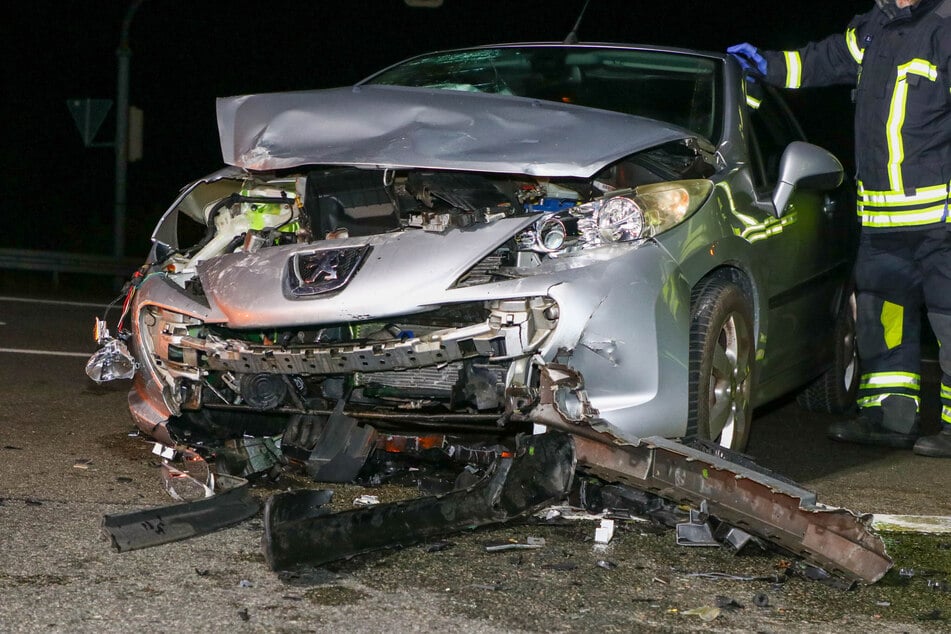 Beide Fahrzeuge, ein Peugeot und ein Ford, wurden bei dem Crash schwer beschädigt.